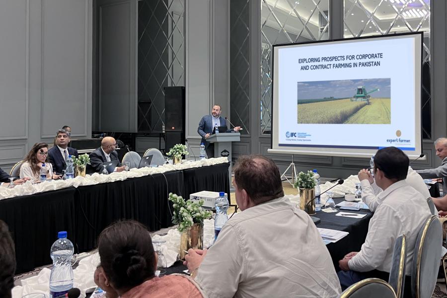 Presentation of Corporate and Contract farming in Pakistan